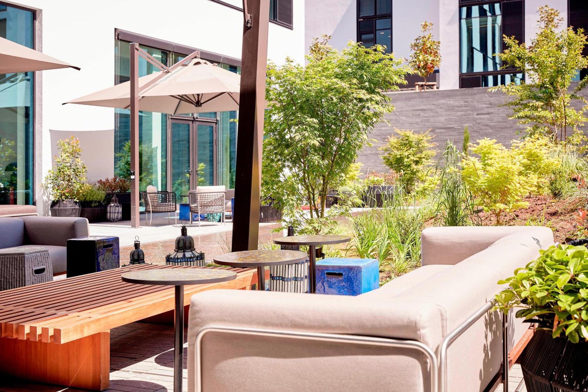 Roomers Baden-Baden, Autograph Collection Exterior photo The outdoor lounge at the hotel